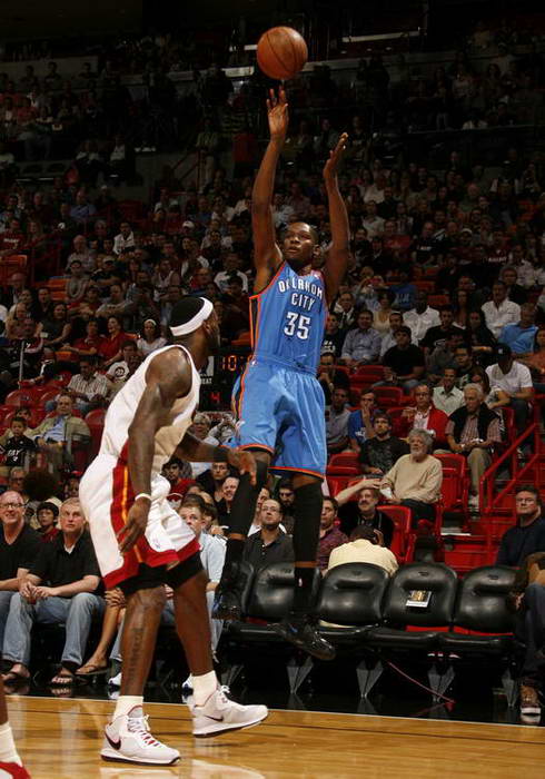 2025 赛季：迈阿密马林鱼队在交易截止日前将多名老将清仓，彻底开启重建